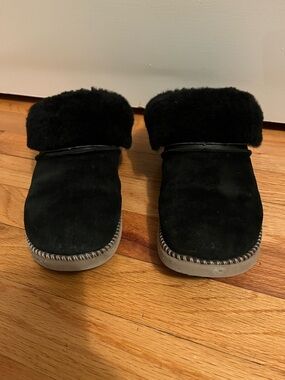 OluKai Women’s Mani Black Slip-On Suede Shearling Cuff Slippers